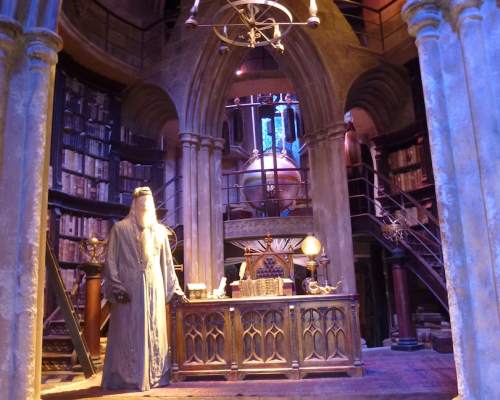 Dumbledores Büro bietet Raum für viele Bücher und Gespräche mit längst verstorbenen Schulleitern