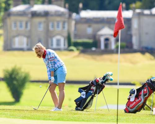 Sprachschülerin beim Golf spielen im Internat