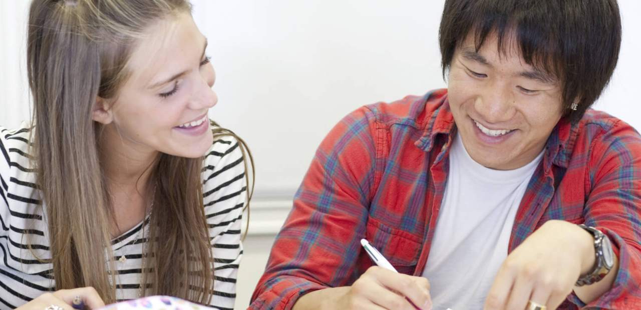 Schüler beim Englischunterricht in Sprachschulen