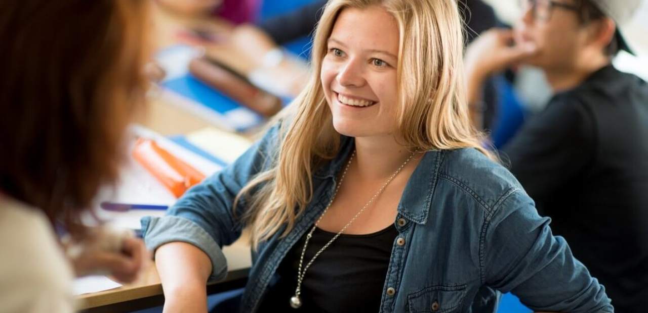 Schüler bei der Vorbereitung auf Sprachzertifikate. 