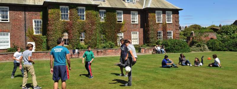 Schüler auf dem Rasen des Internats Rossall