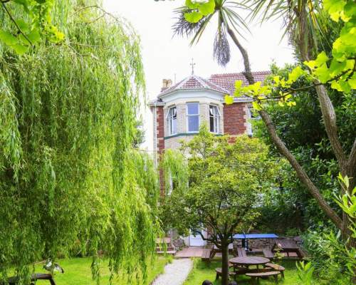 Wetter geniessen im Garten der Sprachschule in Devon