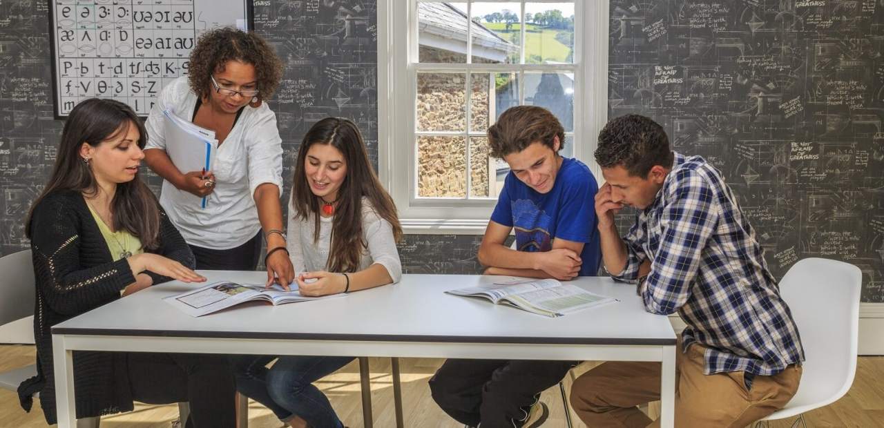 Schüler beim Englischunterricht in Sprachschulen