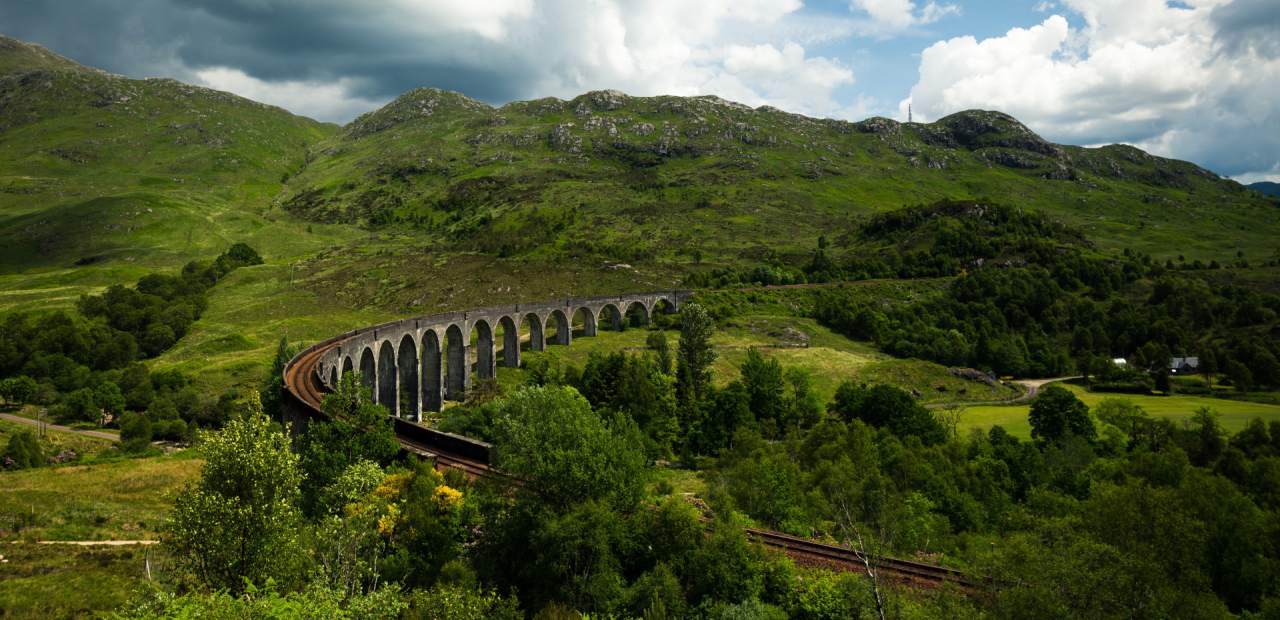 Das Glenfinnan Viaduct, welches aus Harry Potter bekannt ist