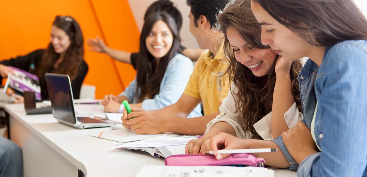 Schüler beim Englischunterricht in Sprachschulen