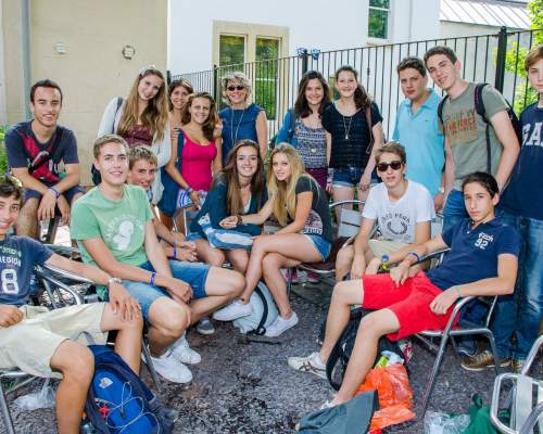Gruppenbild im Schulgarten einer Sprachschule