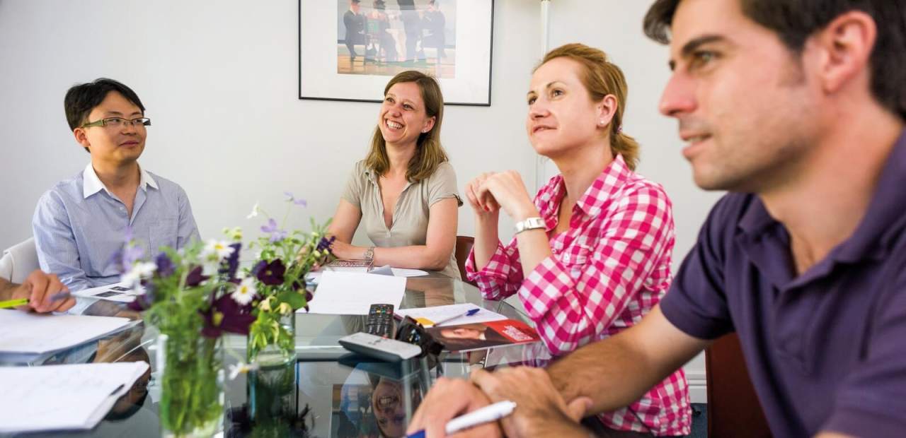 Schüler beim Englischunterricht in Sprachschulen