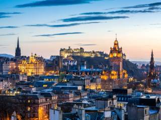 Ein Blick auf Edinburgh Castle im Sonnenuntergang.