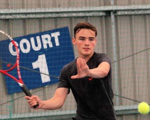 Voller Körpereinsatz beim Tennistraining