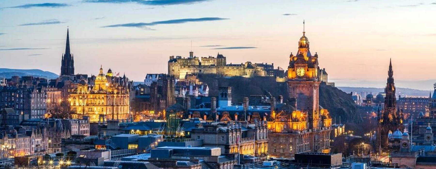 Ein Blick auf Edinburgh Castle im Sonnenuntergang.