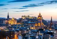 Ein Blick auf Edinburgh Castle im Sonnenuntergang.