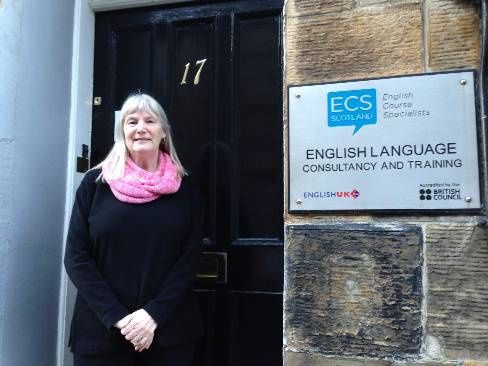 Jane vor dem Eingang der Sprachschule ECS Scotland