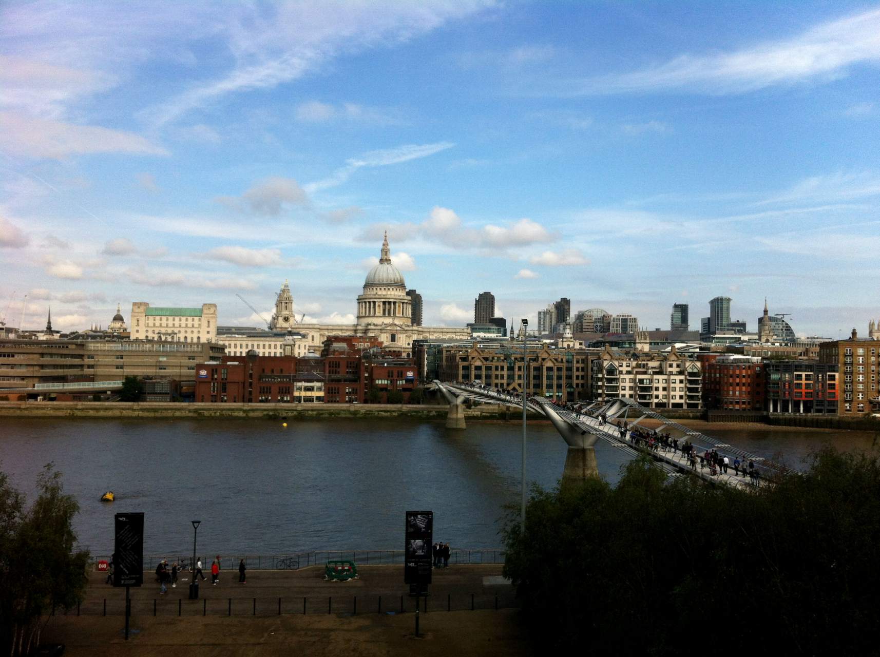 Ein Blick über die Themse und die St. Paul's Cathedral