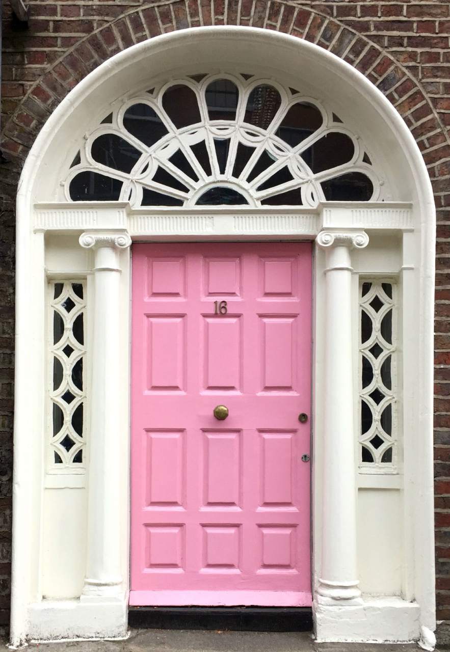 Rosane Tür im Merrion Square