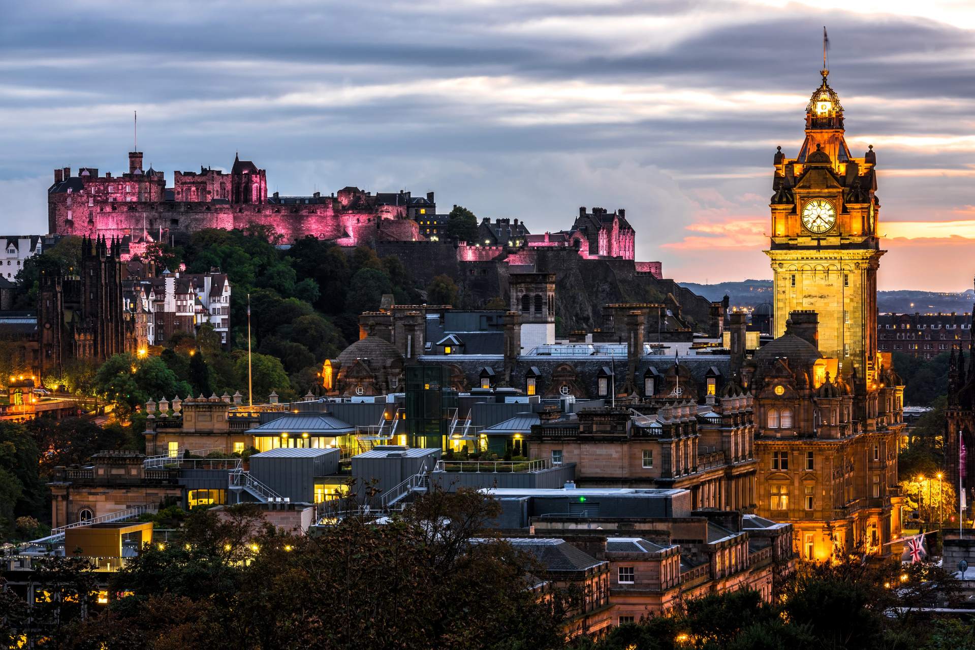 Edinburgh Castle und Balmoral Hotel bei Nacht