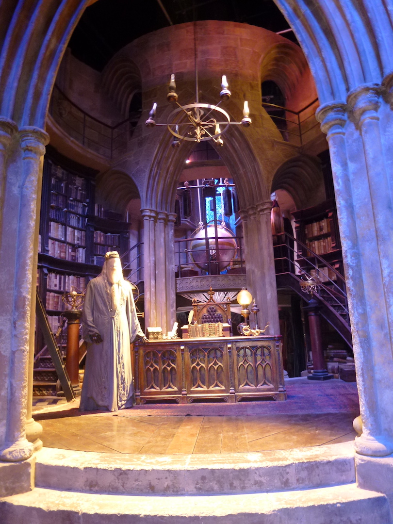 Dumbledores Büro bietet Raum für viele Bücher und Gespräche mit längst verstorbenen Schulleitern