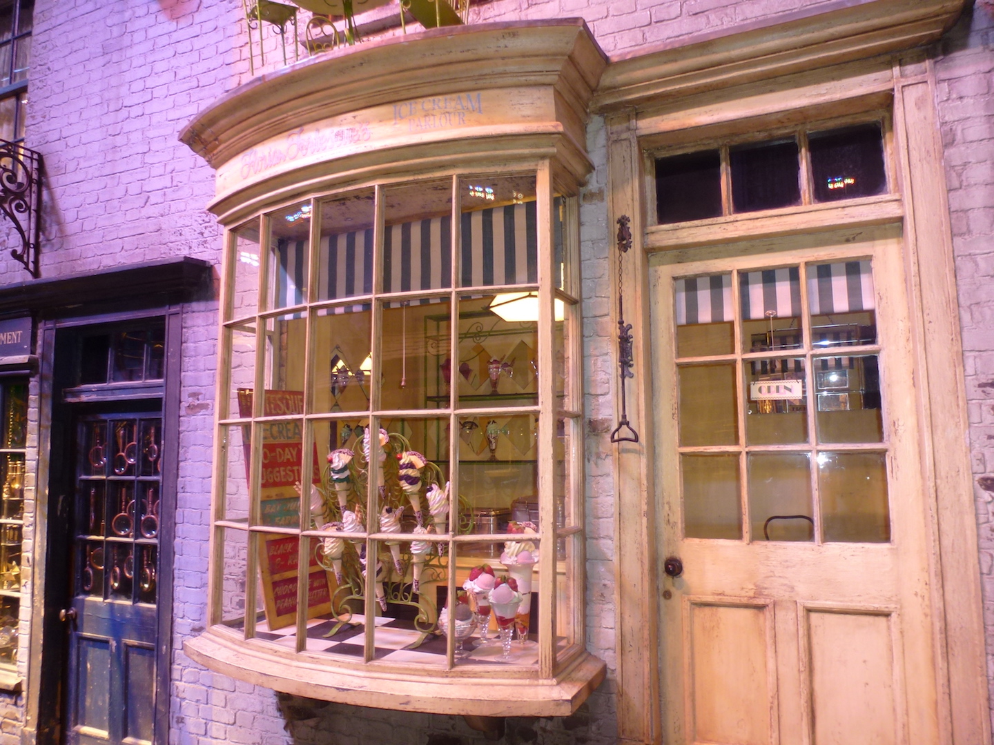 Auch die charmanten Lädchen der Winkelgasse sind hier originalgetreu zu finden