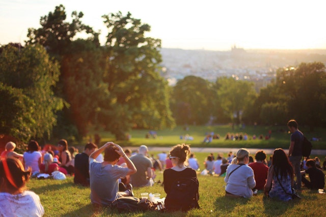 Mit anderen Sprachschülern im Park
