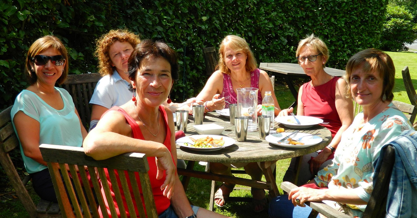 Gemeinsames Mittagessen im Garten der Sprachschule