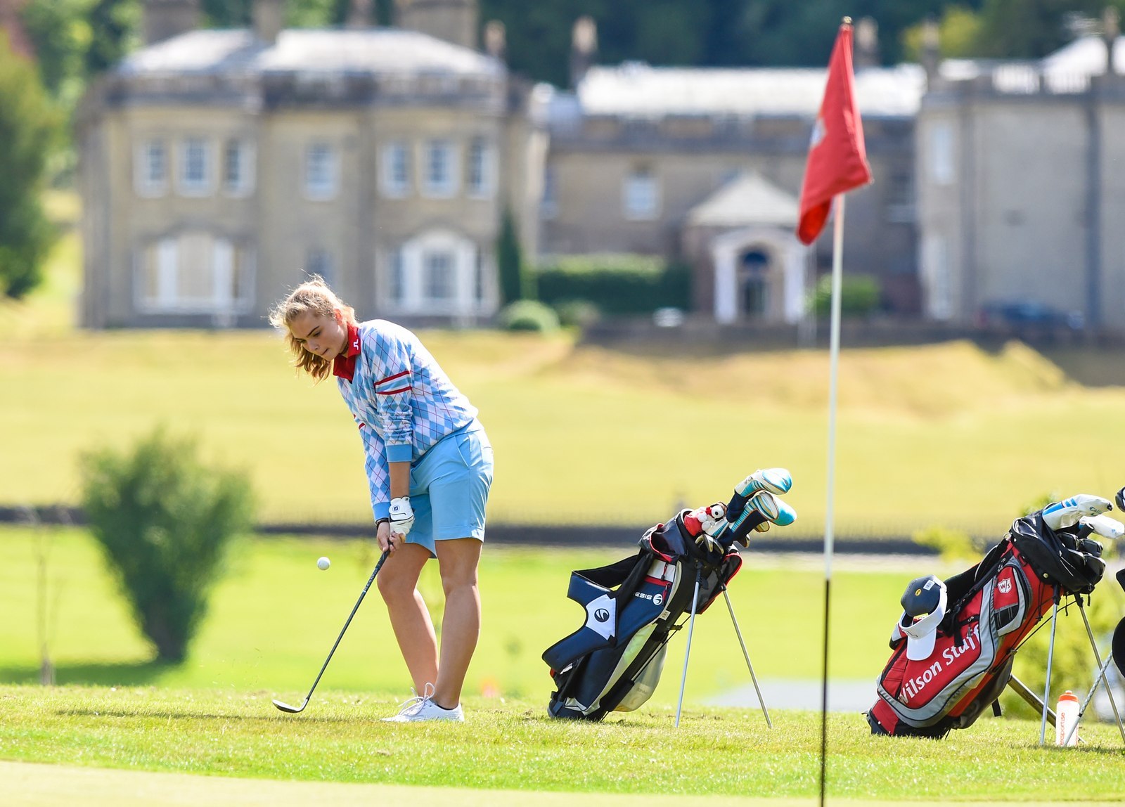 Sprachschülerin beim Golf spielen im Internat