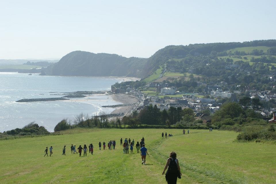 Spaziergang mit Kursteilnehmern der Sprachschule entlang der Klippen in Sidmouth