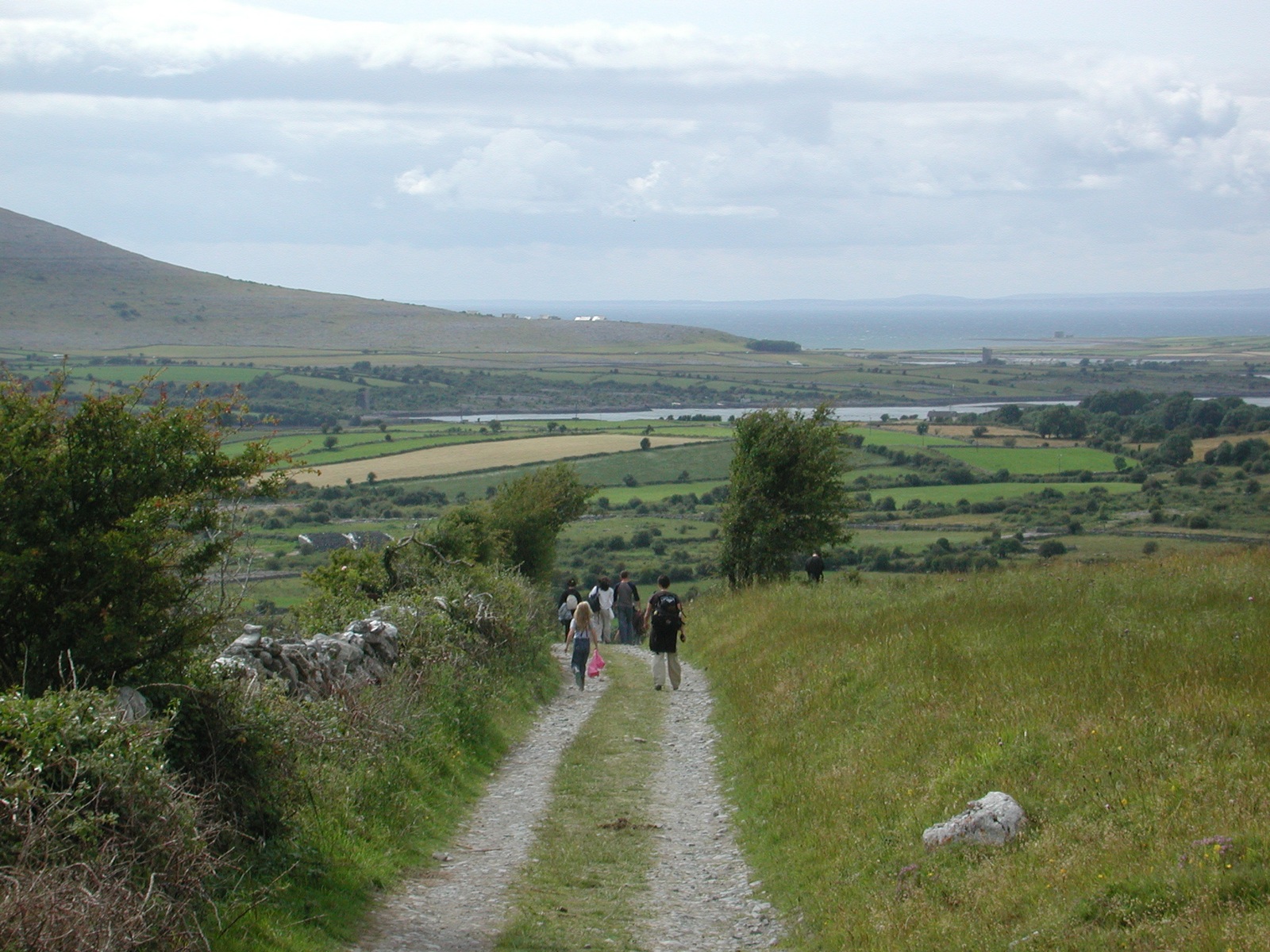 Teilnehmer der Sprachkurse bei einer Wanderung durch die wilde Natur Westirlands