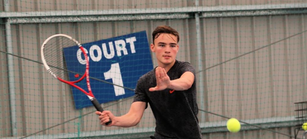 Voller Körpereinsatz beim Tennistraining