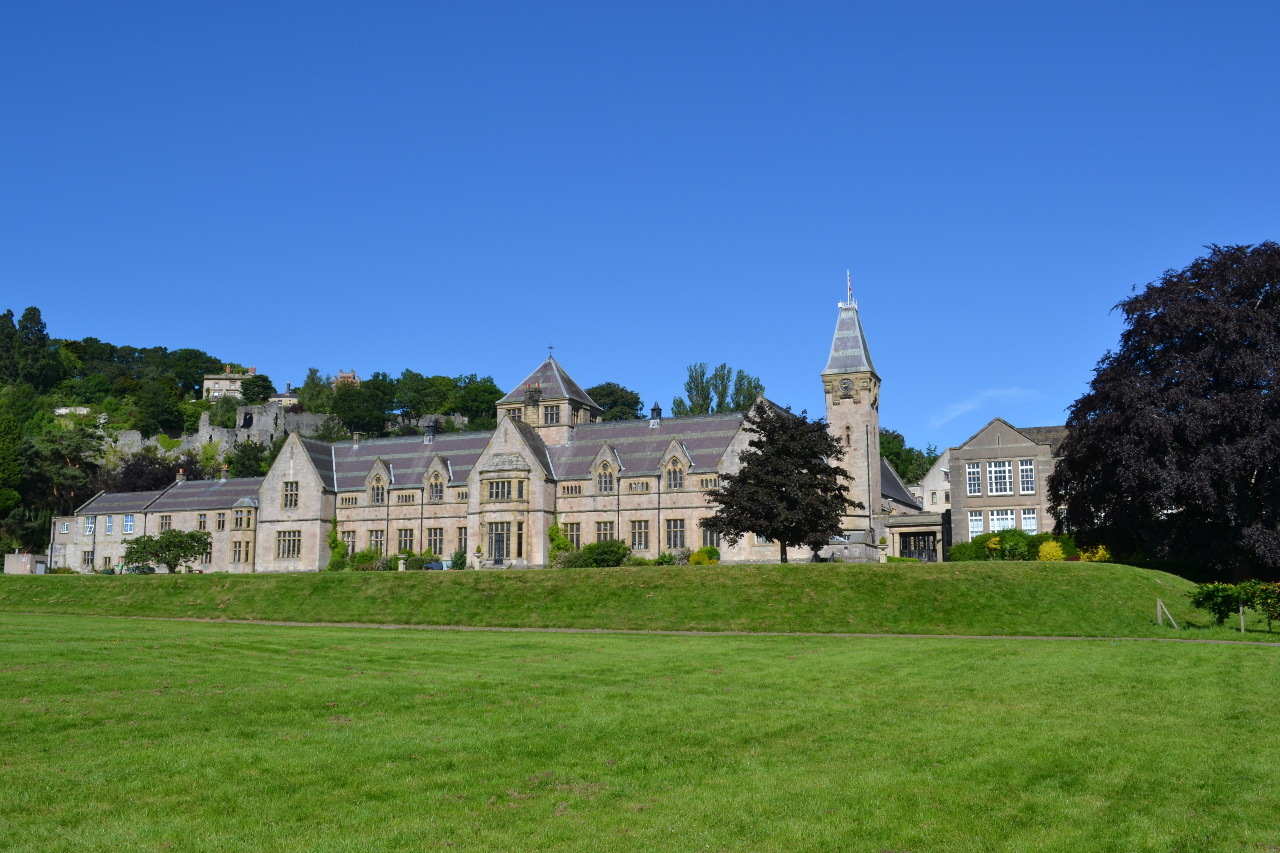 Main Building Facing South klein.JPG