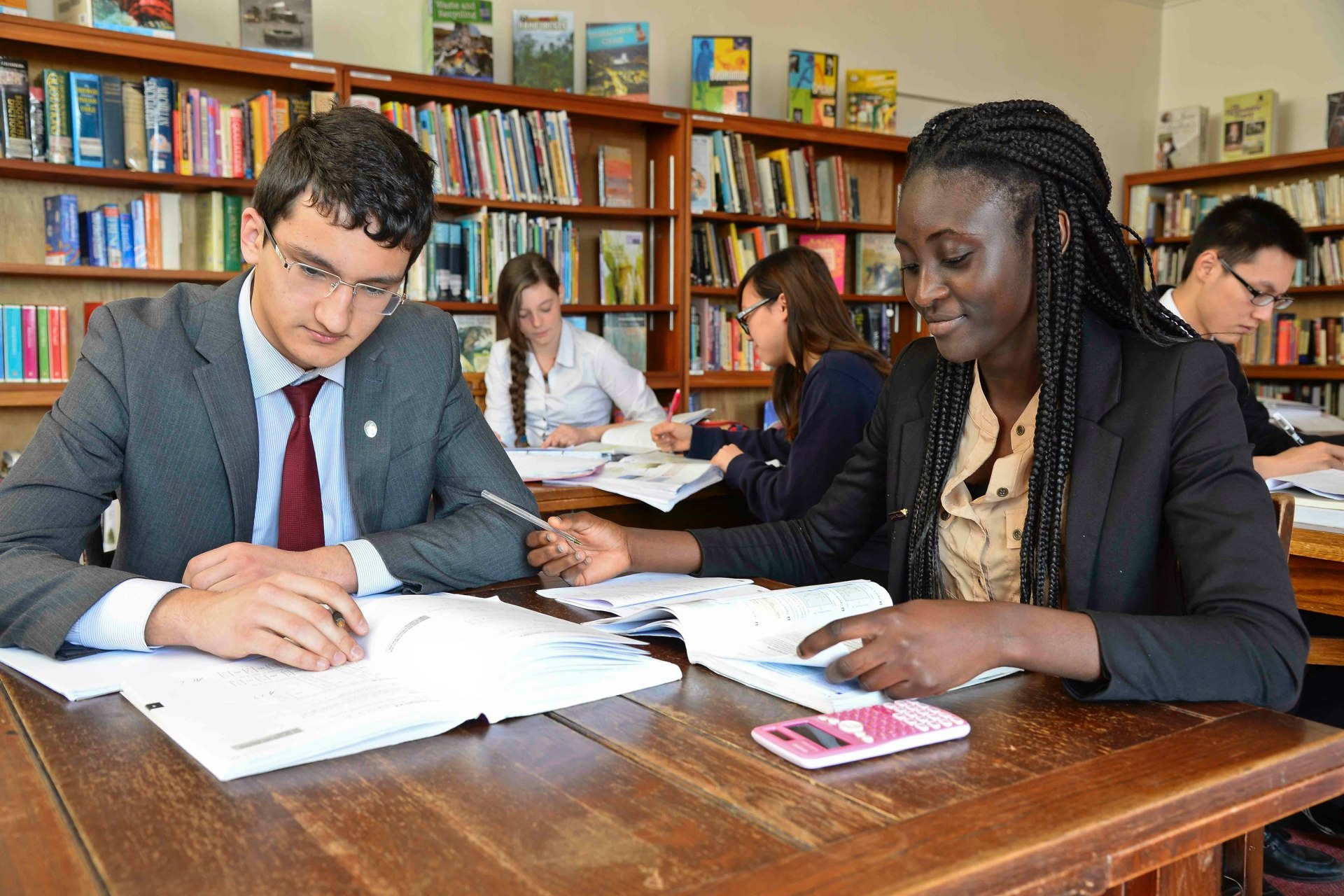 Schüler lernen in der Bibliothek einer Boarding School