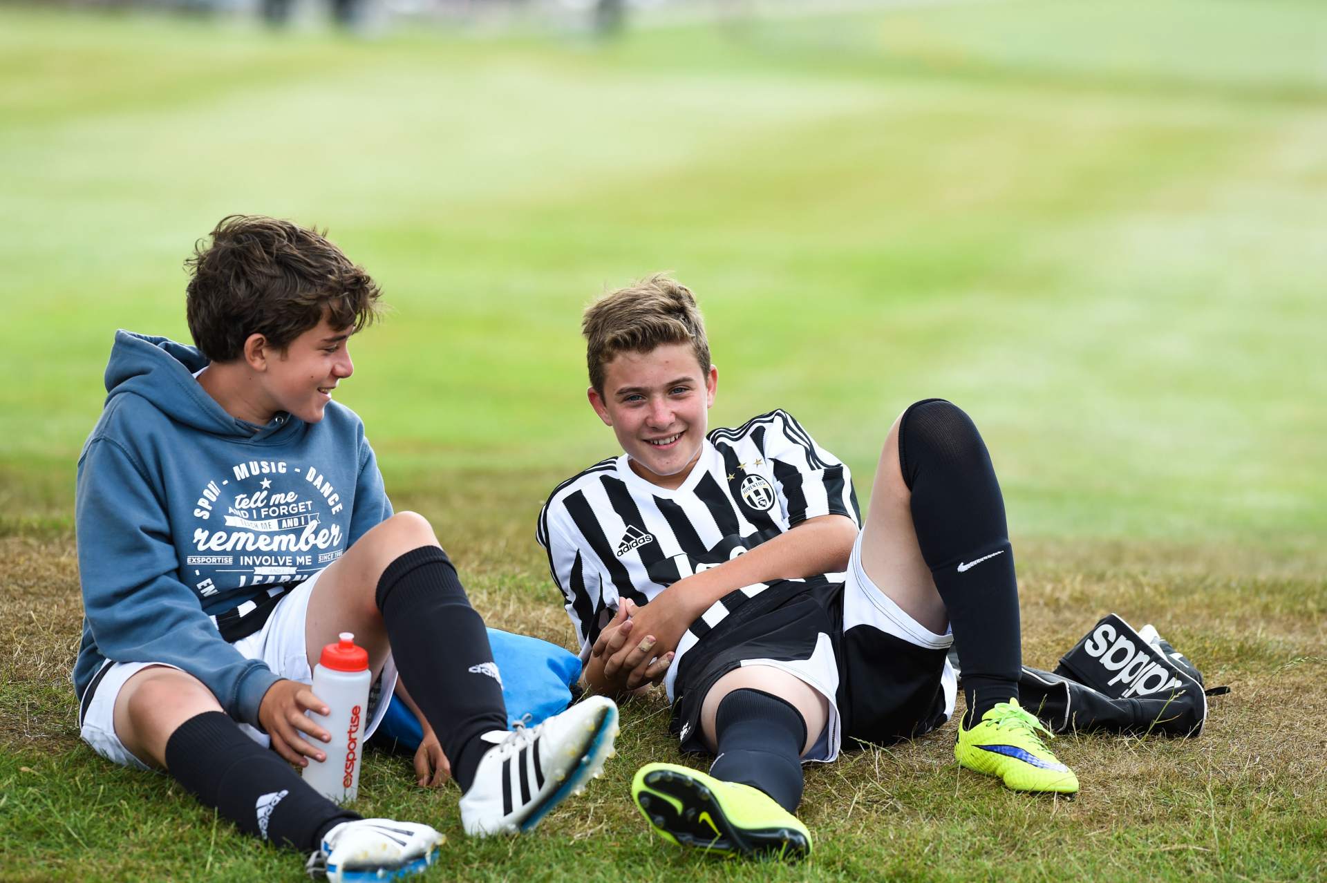 Erschoepfte Spieler auf dem Feld