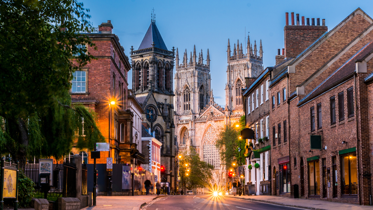 Die Stadt York in der Daemmerung.jpg