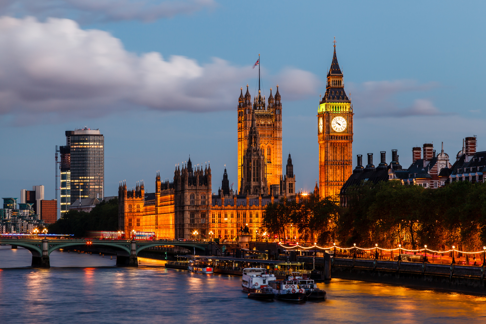 Erleuchtetes London in der Daemmerung.jpg