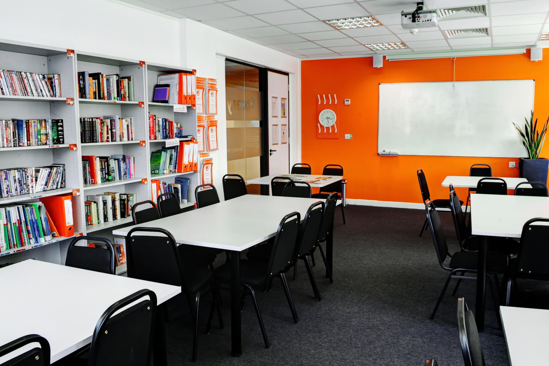 Klassenraum einer Sprachschule in London.jpg