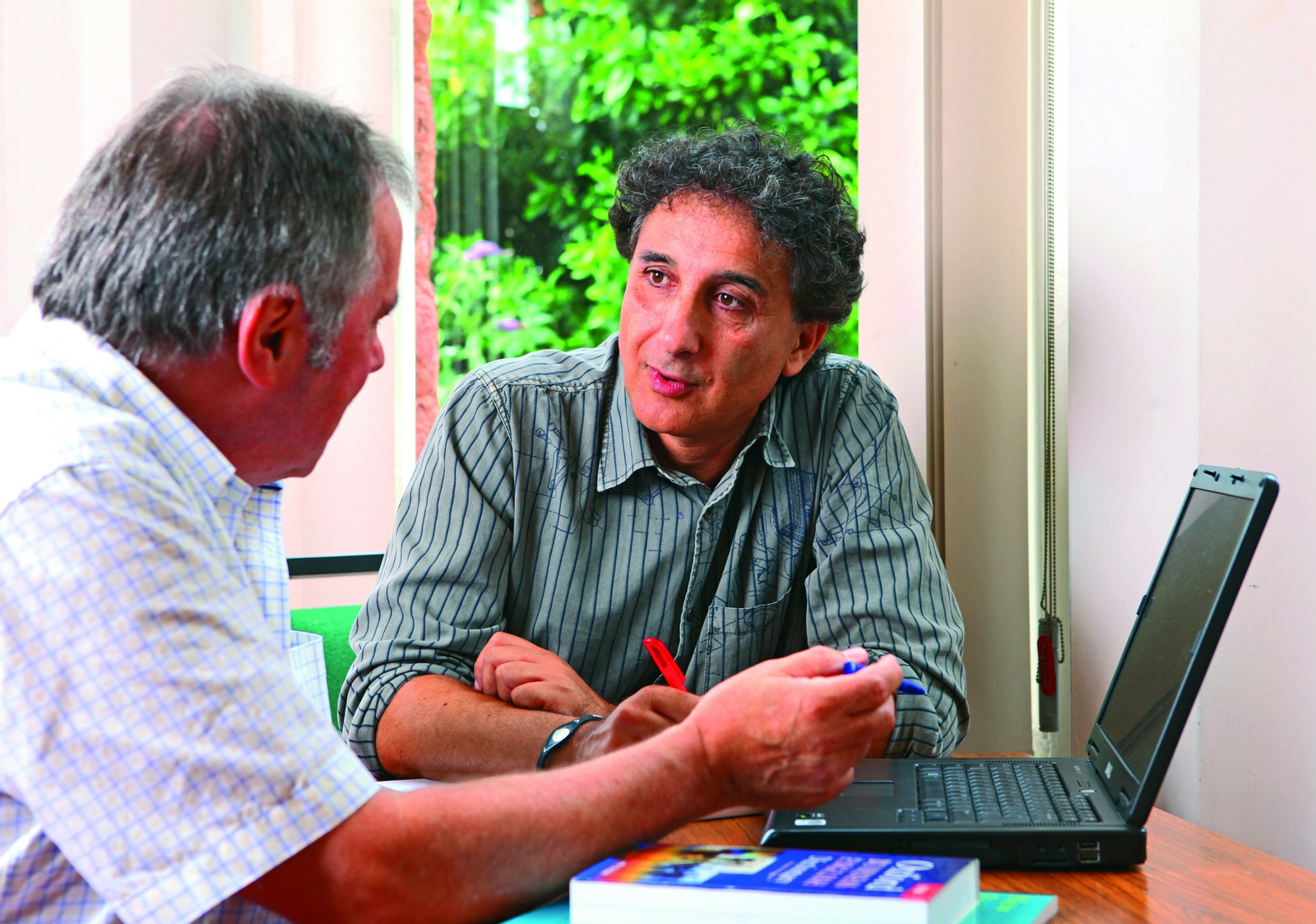 Lehrer und Schüler im Einzeltraining für Business English
