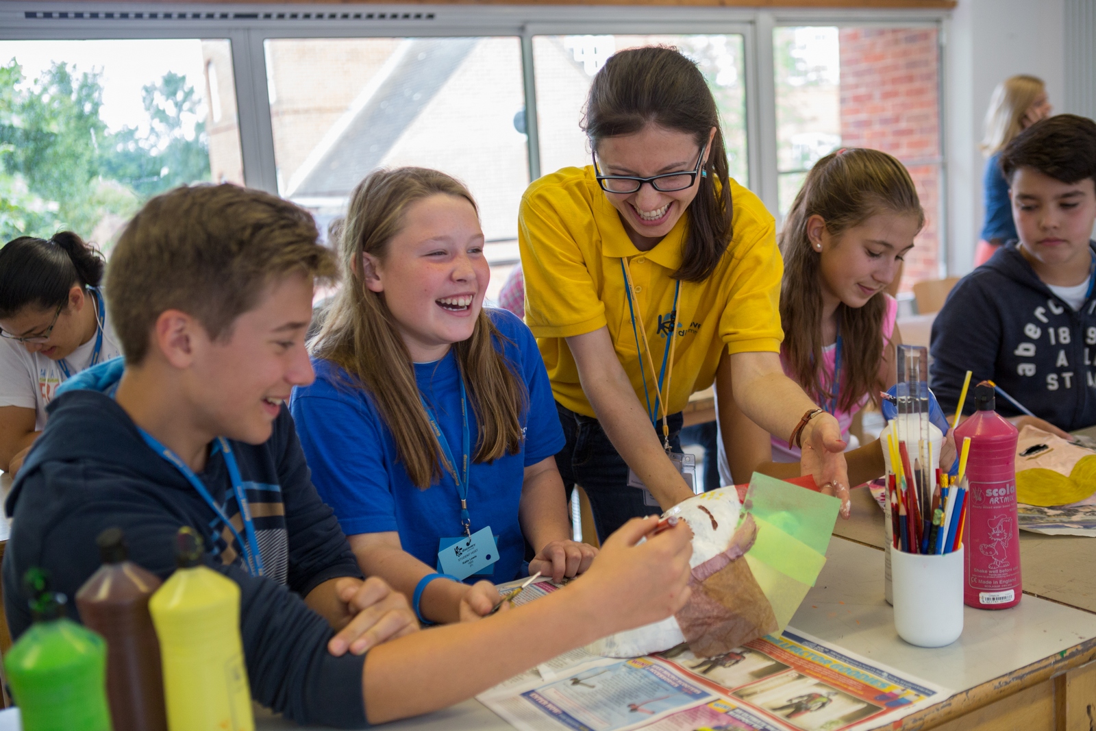 Lenpause in der Sprachschule: Basteln in der Gruppe