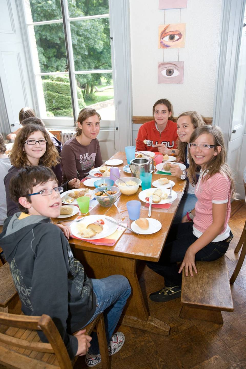 Gemeinsames Essen in der Unterkunft eines Sprachkurses in Cambridge