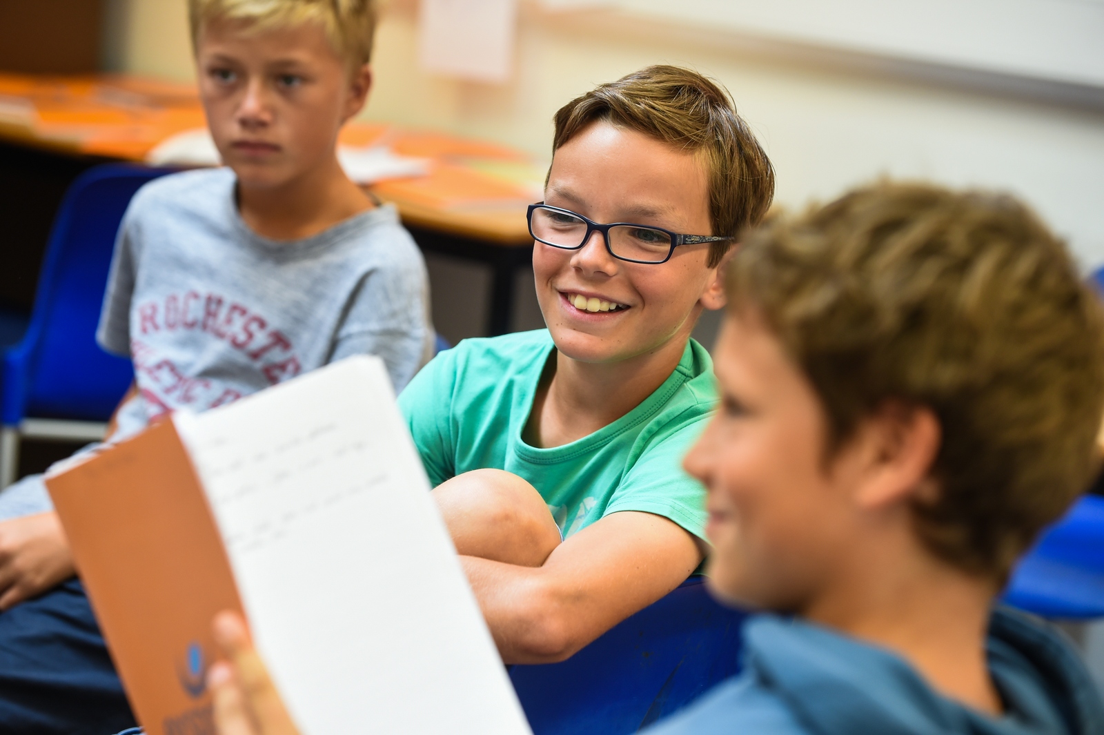 Fröhliche Gesichter im Englischkurs