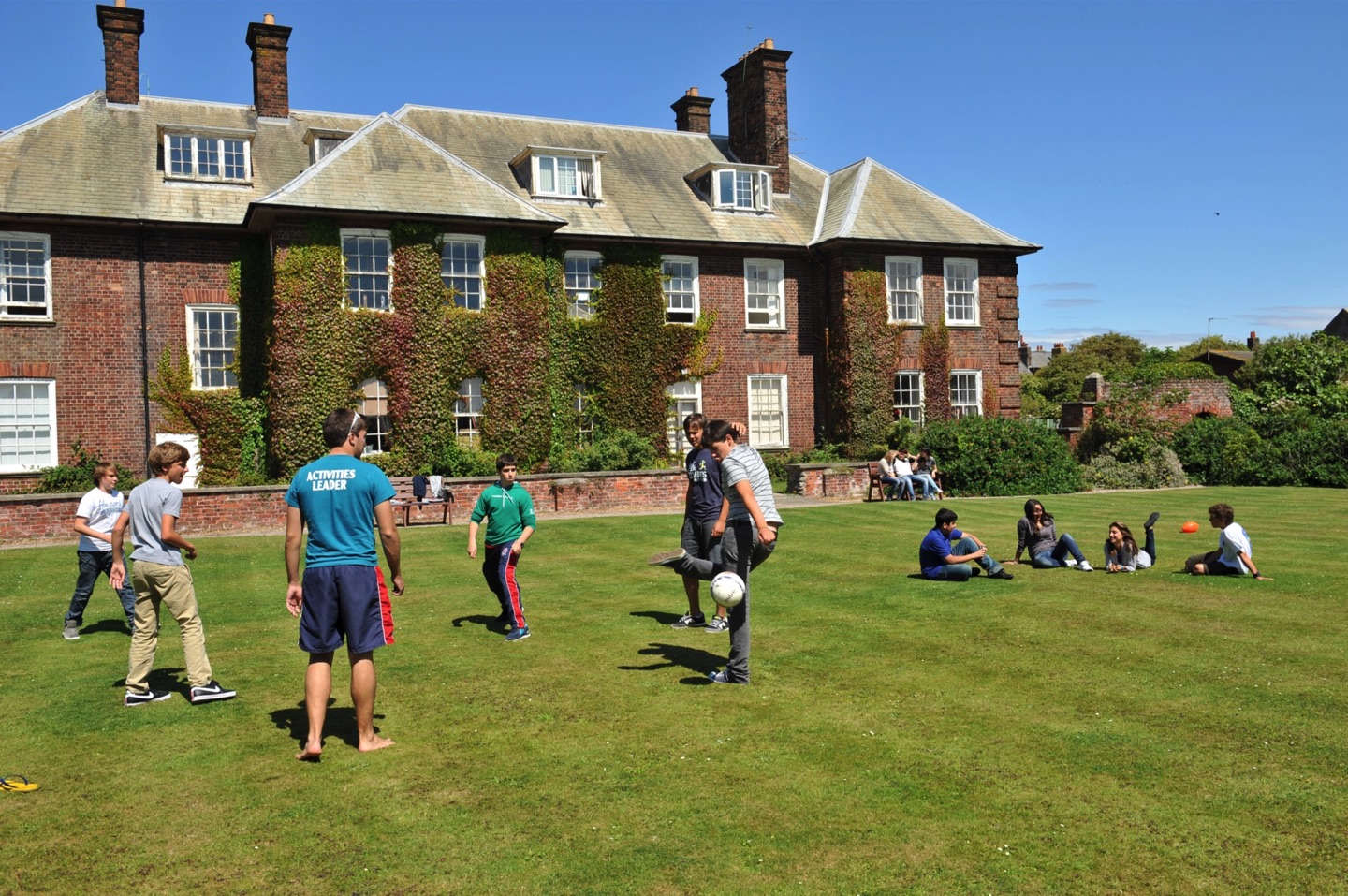 Schüler auf dem Rasen des Internats Rossall
