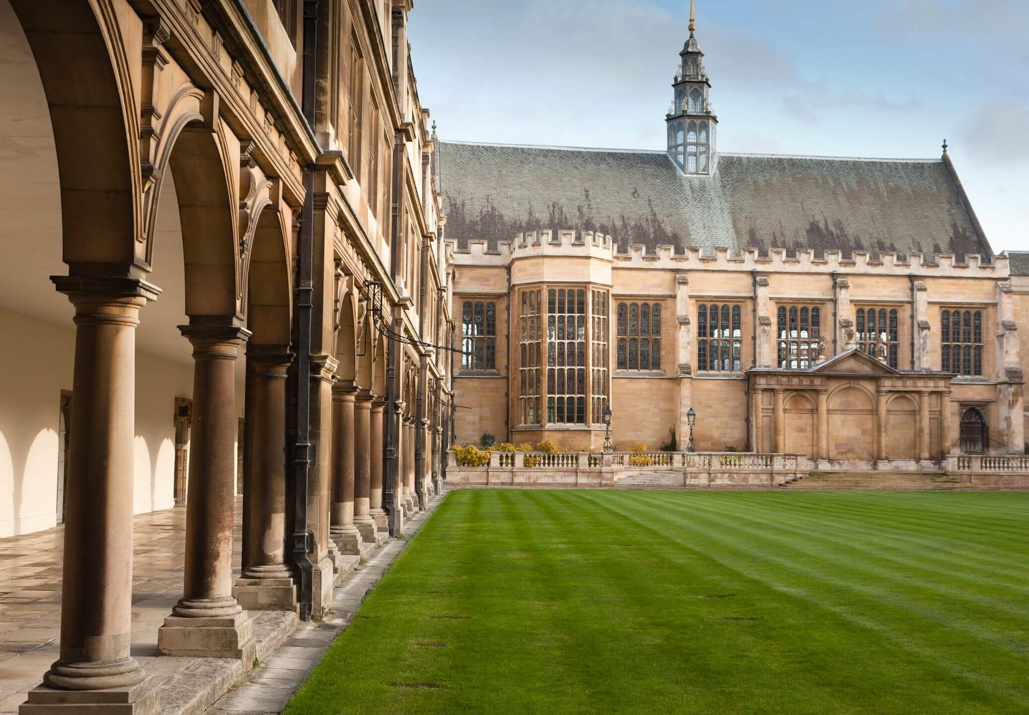 Aufenthalt im privaten Internat: historischer Innenhof einer britischen Boarding School