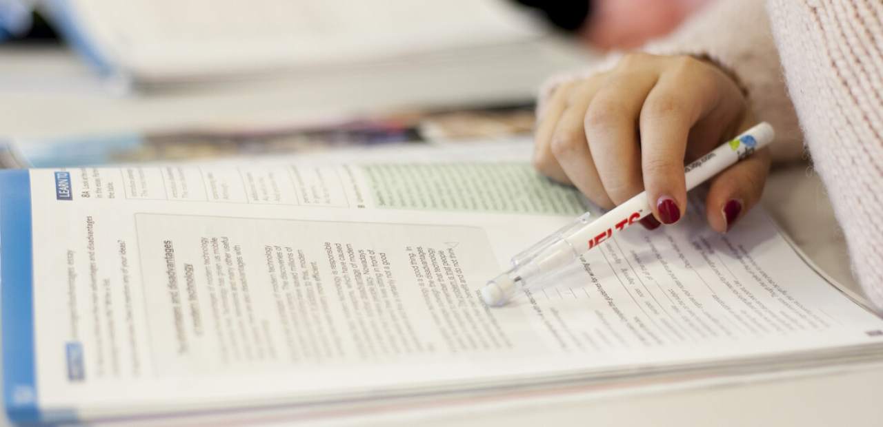 Schüler bei der Vorbereitung auf Sprachzertifikate