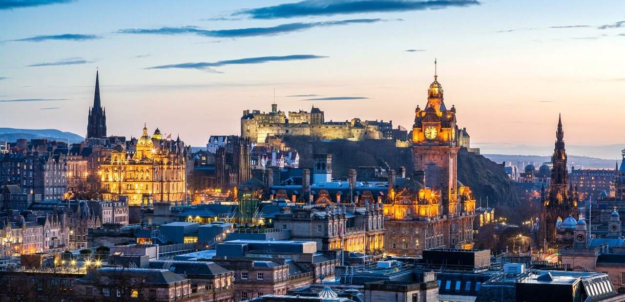 Ein Blick auf Edinburgh Castle im Sonnenuntergang.