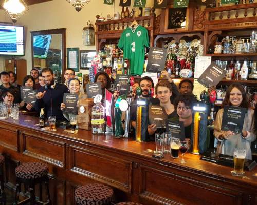 Kursteilnehmer der LLC im Pub