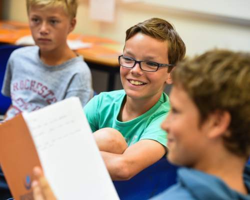 Fröhliche Gesichter im Englischkurs