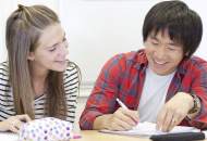 Schüler beim Englischunterricht in Sprachschulen
