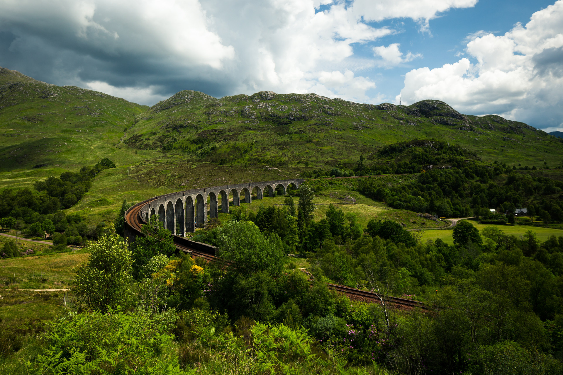 Das Glenfinnan Viaduct, welches aus Harry Potter bekannt ist